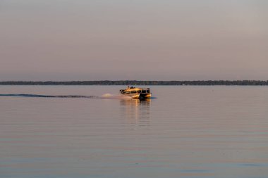 Otter Tail Gölü, Minnesota ABD 10 Temmuz 2022 Minnesota kırsalında Otter Tail Gölü 'nde bir dubada yaşayan insanlar.