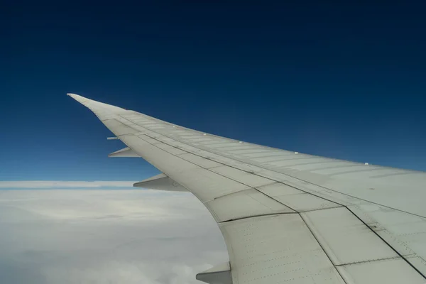 Blick Aus Dem Flugzeugfenster Auf Den Flügel Und Weiße Wolken — Stockfoto