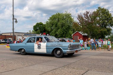 Mora, Minnesota ABD 30 Temmuz 2022 Mora, Minnesota 'daki Kanabec İlçe Fuarı için geçit töreni. Klasik bebek mavi polis arabası..