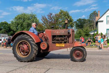 Mora, Minnesota ABD 30 Temmuz 2022 Mora, Minnesota 'daki Kanabec İlçe Fuarı için geçit töreni. Traktör geçit töreninde..