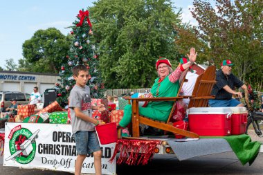 Mora, Minnesota ABD 30 Temmuz 2022 Mora, Minnesota 'daki Kanabec İlçe Fuarı için geçit töreni. Temmuz 'da Noel.