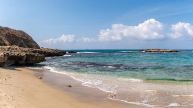 Yazın sonlarında Dor Beach Ulusal Parkı. Akdeniz boyunca güzel bir manzara.. 