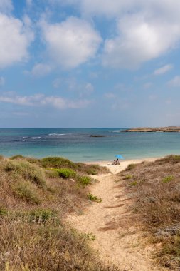 Dor Beach Ulusal Parkı, İsrail. 12 Eylül 2022 Dor Beach Ulusal Parkı. Sonbaharın başında. İnsanlar sonbaharın son sıcak günlerinin tadını çıkarıyor..