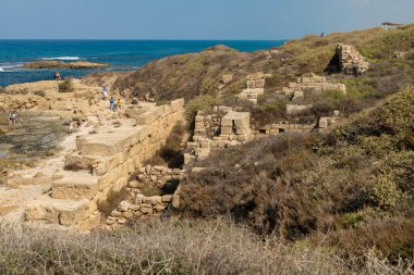 Dor Beach Ulusal Parkı, İsrail 15 Ekim 2022 Dor Sahili Ulusal Parkı. Sonbaharın başında. İnsanlar eski harabelerin tadını çıkarıyor..