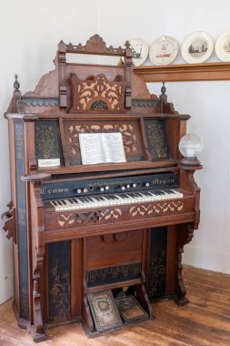 Alexandria, Minnesota ABD 6 Temmuz 2022 Fort Alexandria Immanuel Lutheran Kilisesi, Carlos Alexandria, Minnesota 'daki Runik Taş Müzesi' nde. Organ kilisenin içinde.