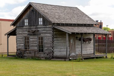 Alexandria, Minnesota ABD 6 Temmuz 2022. Eski bina kale ortamında korunmuş. Miltona Sahne Durağı İskenderiye, Minnesota 'daki Runik Taş Müzesi' ndeki kütük kulübe.,