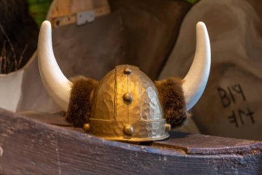 Alexandria, Minnesota ABD 6 Temmuz 2022 boynuzları üzerinde sahte kürk süsü olan plastik Viking kaskı. Runik Taş Müzesi Alexandria, Minnesota ABD.