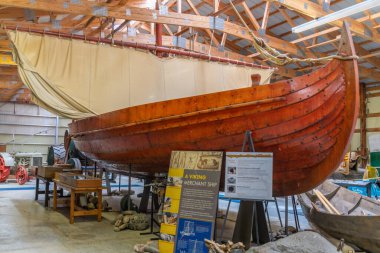 Alexandria, Minnesota ABD 6 Temmuz 2022 40 ayak taklit Viking ticaret gemisi Alexandria, Minnesota Runik Taş Müzesi,