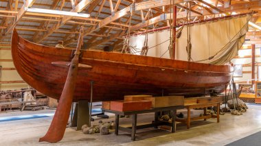 Alexandria, Minnesota ABD 6 Temmuz 2022 40 ayak taklit Viking ticaret gemisi Alexandria, Minnesota Runik Taş Müzesi,