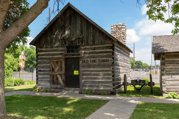 Alexandria, Minnesota ABD 6 Temmuz 2022 Fort Alexandria 'daki eski ahşap kulübe 1852' de Alexandria, Minnesota 'daki Runik Taş Müzesi' nde inşa edilen kaleyi temsil ediyor.,