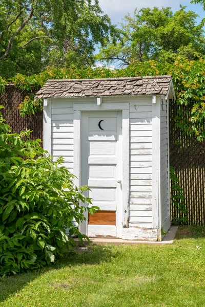 Alexandria Minnesota Usa July 2022 Old White Out House Outdoor — Stock Photo, Image