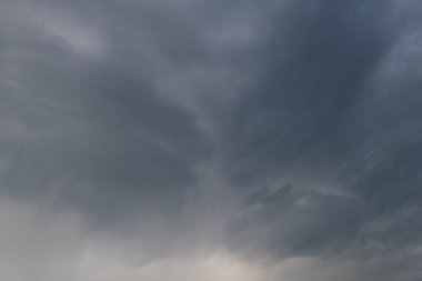 Yazın Minnesota 'da yağmur başlamadan önce gri fırtına bulutları.