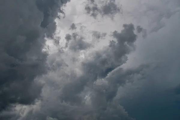 夏にミネソタ州で雨が降り始める前に灰色の嵐の雲 — ストック写真
