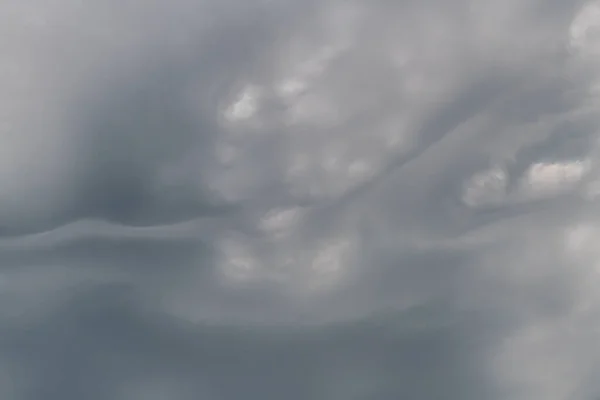 夏にミネソタ州で雨が降り始める前に灰色の嵐の雲 — ストック写真