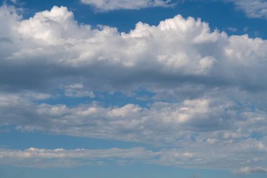 Minnesota, ABD 'de mavi gökyüzünde kabarık beyaz bulutlar