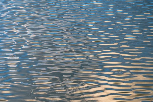 Résumé Des Vagues Eau Lac Dans Les Tons Bleus Dorés — Photo