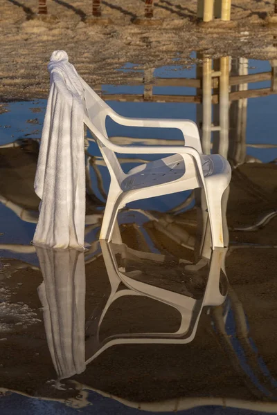 Bílá Křesla Vodě Odraz Mrtvém Moři Izraeli — Stock fotografie