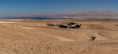 İsrail 'deki Ölü Se yakınlarındaki Yahudi Çölü' ndeki Wadi Rao bölgesinden panoramik manzara.