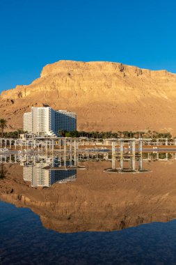 Ölü Deniz, İsrail 20 Ocak 2023 Ölü Deniz 'in İsrail tarafındaki Ein Bokek otel alanı sabahın erken saatlerinde Ölü Deniz' de güzel bir yansımayla.