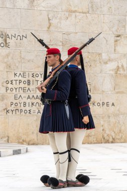 Atina, Yunanistan 24 Nisan 2023 Atina 'da Muhafızların Değişimi, Yunanistan Parlamento binası önünde ve Meçhul Asker Anıtı önünde. Mavi üniformalar..