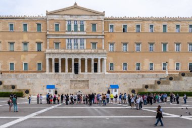 Atina, Yunanistan 24 Nisan 2023 Atina 'da Muhafızların Değişimi, Yunanistan Parlamento binası önünde ve Meçhul Asker Anıtı önünde. Mavi üniformalar..