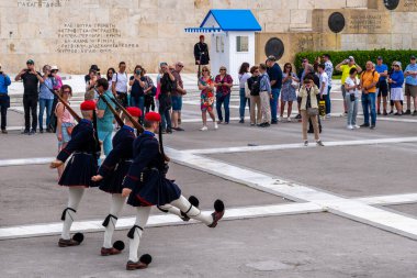 Atina, Yunanistan 24 Nisan 2023 Atina 'da Muhafızların Değişimi, Yunanistan Parlamento binası önünde ve Meçhul Asker Anıtı önünde. Mavi üniformalar..