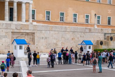 Atina, Yunanistan 24 Nisan 2023 Atina 'da Muhafızların Değişimi, Yunanistan Parlamento binası önünde ve Meçhul Asker Anıtı önünde. Mavi üniformalar..