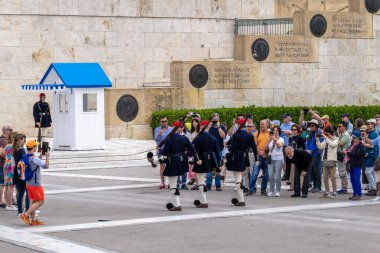 Atina, Yunanistan 24 Nisan 2023 Atina 'da Muhafızların Değişimi, Yunanistan Parlamento binası önünde ve Meçhul Asker Anıtı önünde. Mavi üniformalar..