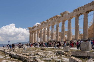 Atina, Yunanistan 24 Nisan 2023 Atina 'daki Akropol Tepesinde Parthenon güneşli bir günde.