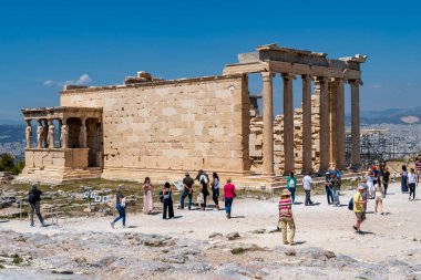 Atina, Yunanistan 24 Nisan 2023 Atina, Yunanistan 'daki Akropolis tepesinde Athena Polias Tapınağı