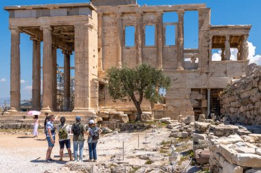 Atina, Yunanistan 24 Nisan 2023 Atina, Yunanistan 'daki Akropolis tepesinde Athena Polias Tapınağı