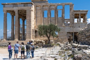 Atina, Yunanistan 24 Nisan 2023 Atina, Yunanistan 'daki Akropolis tepesinde Athena Polias Tapınağı