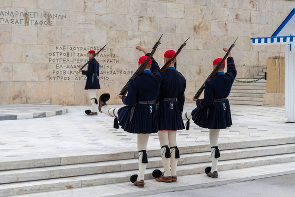 Atina, Yunanistan 24 Nisan 2023 Atina 'da Muhafızların Değişimi, Yunanistan Parlamento binası önünde ve Meçhul Asker Anıtı önünde. Mavi üniformalar..