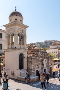 Atina, Yunanistan 24 Nisan 2023 Monastiraki Meydanı ve Atina, Yunanistan 'da insanlarla Akropolis.