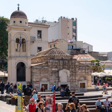 Atina, Yunanistan 24 Nisan 2023 Monastiraki Meydanı ve Atina, Yunanistan 'da insanlarla Akropolis.