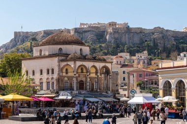 Atina, Yunanistan 24 Nisan 2023 Monastiraki Meydanı ve Atina, Yunanistan 'da insanlarla Akropolis.
