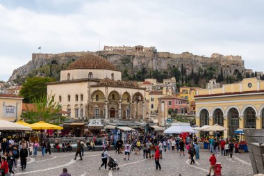 Atina, Yunanistan 25 Nisan 2023 Monastiraki Meydanı ve Atina, Yunanistan 'da insanlarla Akropolis.