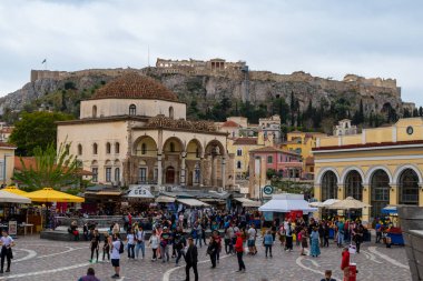 Atina, Yunanistan 25 Nisan 2023 Monastiraki Meydanı ve Atina, Yunanistan 'da insanlarla Akropolis.