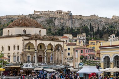 Atina, Yunanistan 25 Nisan 2023 Monastiraki Meydanı ve Atina, Yunanistan 'da insanlarla Akropolis.