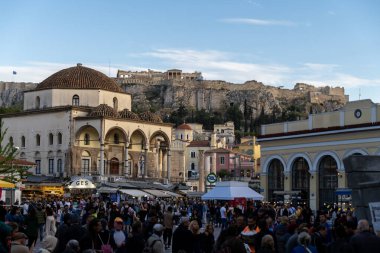 Atina, Yunanistan 25 Nisan 2023 Monastiraki Meydanı ve Atina, Yunanistan 'da insanlarla Akropolis.