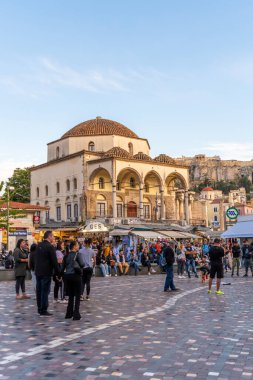 Atina, Yunanistan 25 Nisan 2023 Monastiraki Meydanı ve Atina, Yunanistan 'da insanlarla Akropolis.