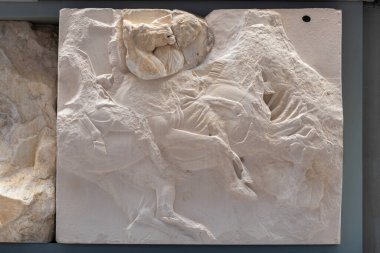 Atina, Yunanistan 25 Nisan 2023 'te Atina' daki güzel çağdaş Akropol Müzesinde Sanat Eserleri.  