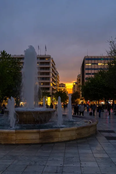 アテネ ギリシャ 2023 シンタグマ広場 ギリシャ アテネの夕方に噴水 — ストック写真