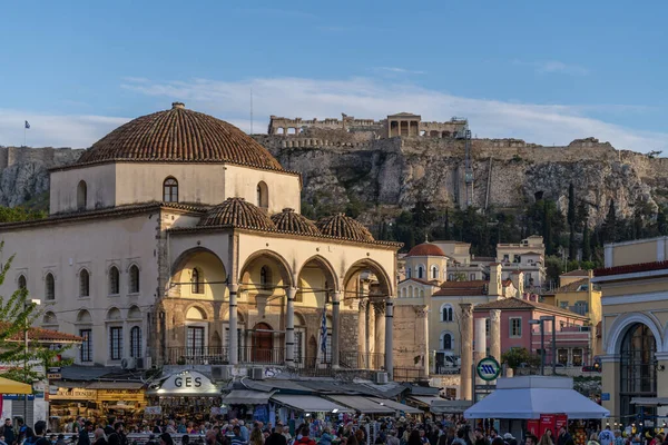 Atina, Yunanistan 25 Nisan 2023 Monastiraki Meydanı ve Atina, Yunanistan 'da insanlarla Akropolis.