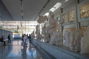 Atina, Yunanistan 25 Nisan 2023 'te Atina' daki güzel çağdaş Akropol Müzesinde Sanat Eserleri.  