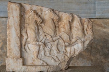 Atina, Yunanistan 25 Nisan 2023 Atina, Yunanistan 'daki Antik Agora' daki Attalos Stoa binasında heykel