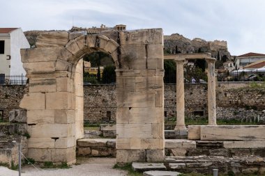 Yunanistan 'ın Atina kentindeki Monastiraki Meydanı yakınlarındaki Hadrian Kütüphanesi kalıntıları.
