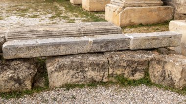 Yunanistan 'ın Atina kentindeki Monastiraki Meydanı yakınlarındaki Hadrian Kütüphanesi kalıntıları.