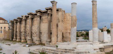 Yunanistan 'ın Atina kentindeki Monastiraki Meydanı yakınlarındaki Hadrian Kütüphanesi kalıntıları.