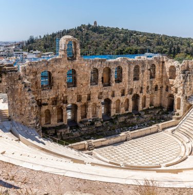 Atina 'daki Antik Kahraman Odeon Atticus, Yunanistan' ın Akropolis Tepesi 'nde. Taş Roma Tiyatrosu.